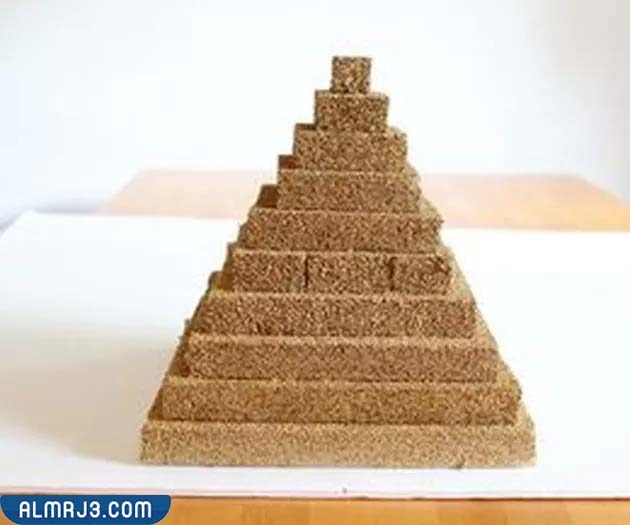 كيفية صنع هرم بالفلين