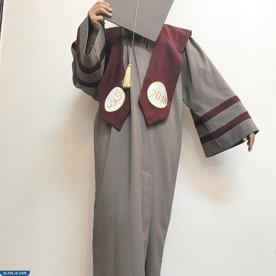 تصاميم روب تخرج رمادي مميزة 2022 