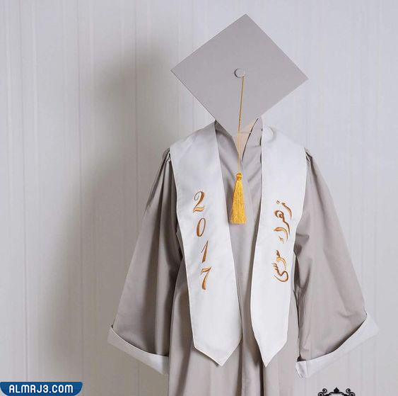 روب تخرج رمادي