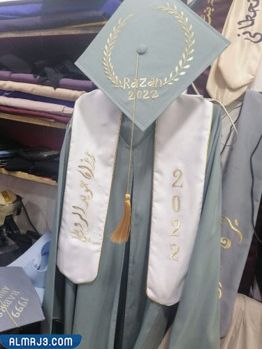 روب تخرج رمادي