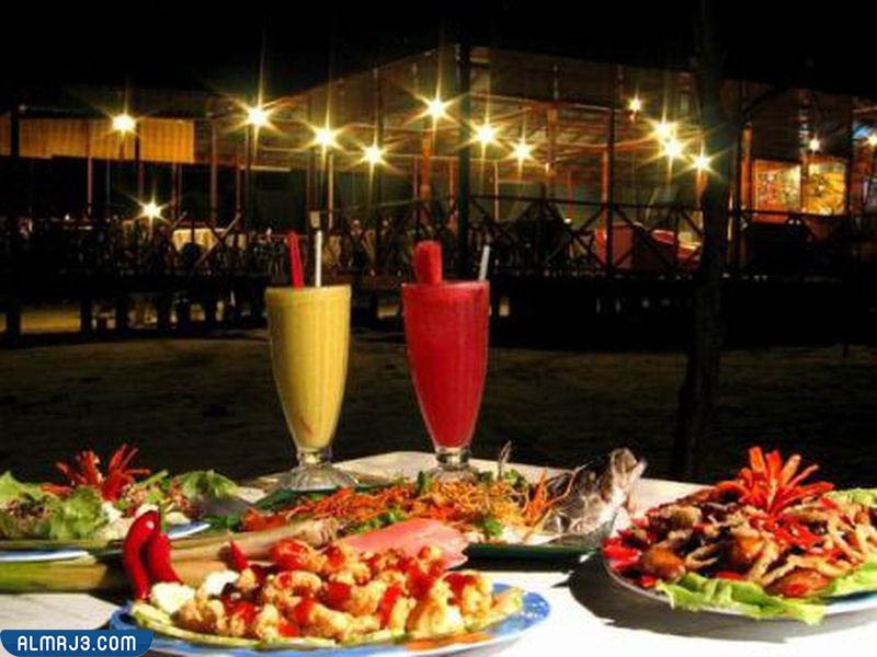 الذهاب لتناول عشاء رومانسي في مكان مفتوح