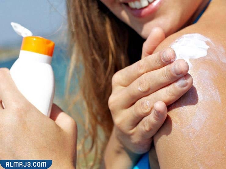 هل واقي الشمس يوحد لون البشرة