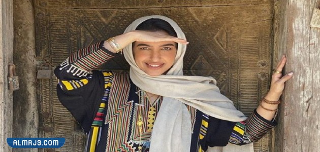 كم عمر زوج نجليا الودعاني؟