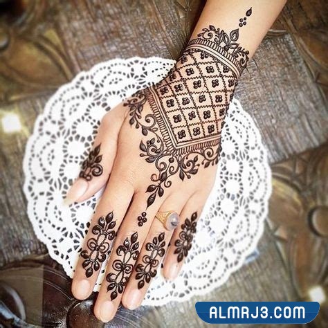 أشكال رسم حنة على الكفين