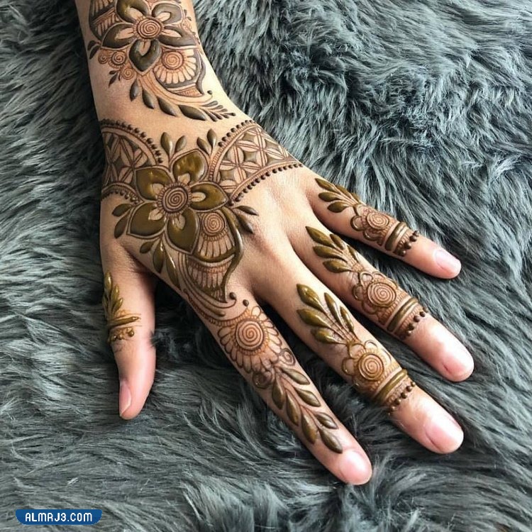 أشكال رسم حنة على الكفين
