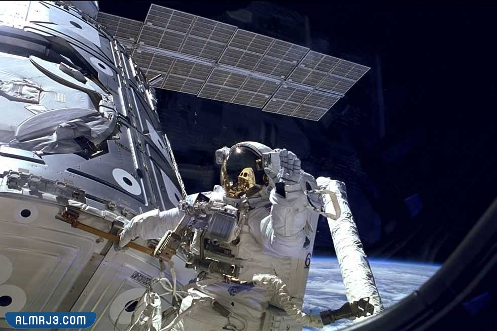 أول رحلة بشرية إلى الفضاء