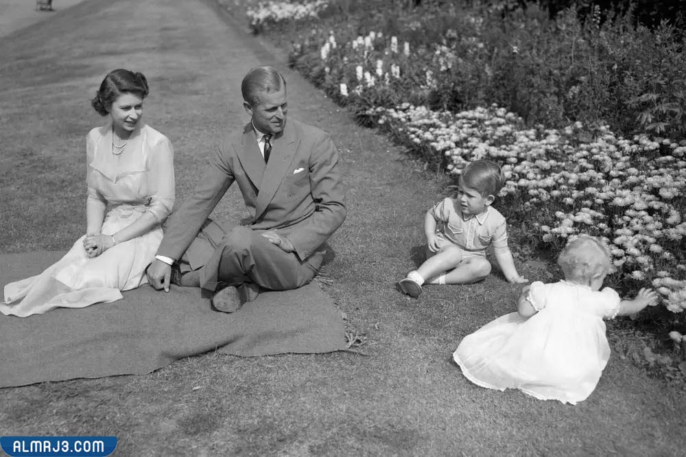 صور إليزابيث الثانية وهي صغيرة مع اسرتها