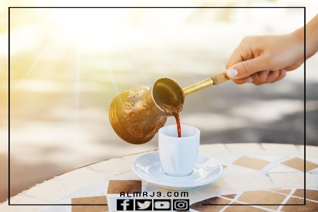 صور يد ماسكه فنجان قهوة عربية