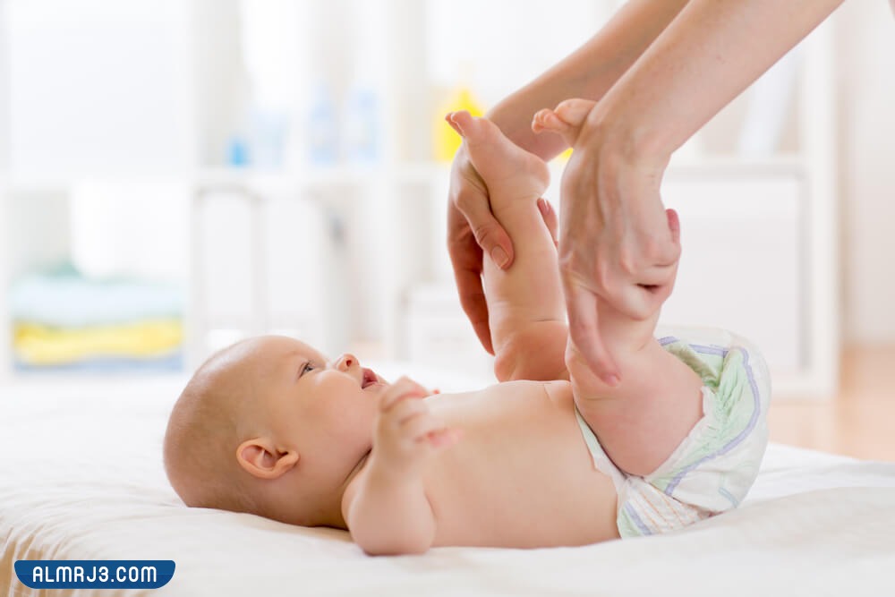 نصائح للأم لتتجنب تغير لون ورائحة براز طفلها الذي عمره شهرين