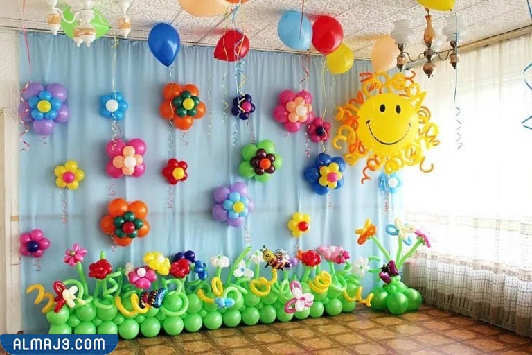 أفكار تزيين الجدران بالبالونات والشرائط الملونة