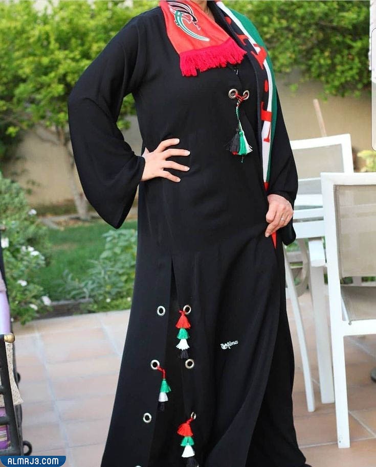 تصاميم فساتين سهرة وعباءات بألوان العلم الإماراتي بالصور