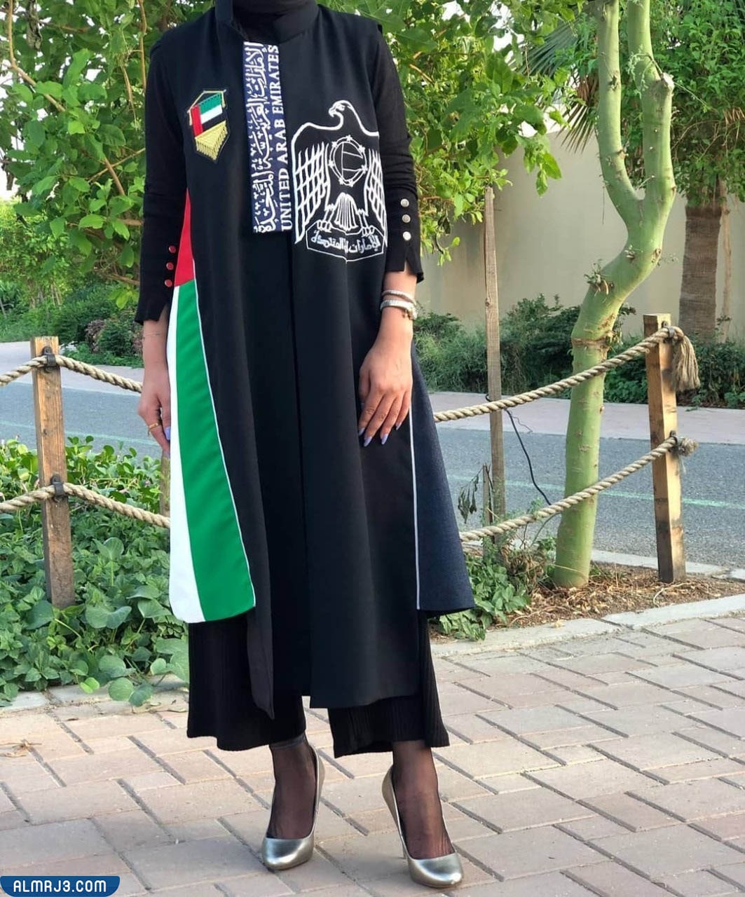 تصاميم فساتين سهرة وعباءات بألوان العلم الإماراتي بالصور