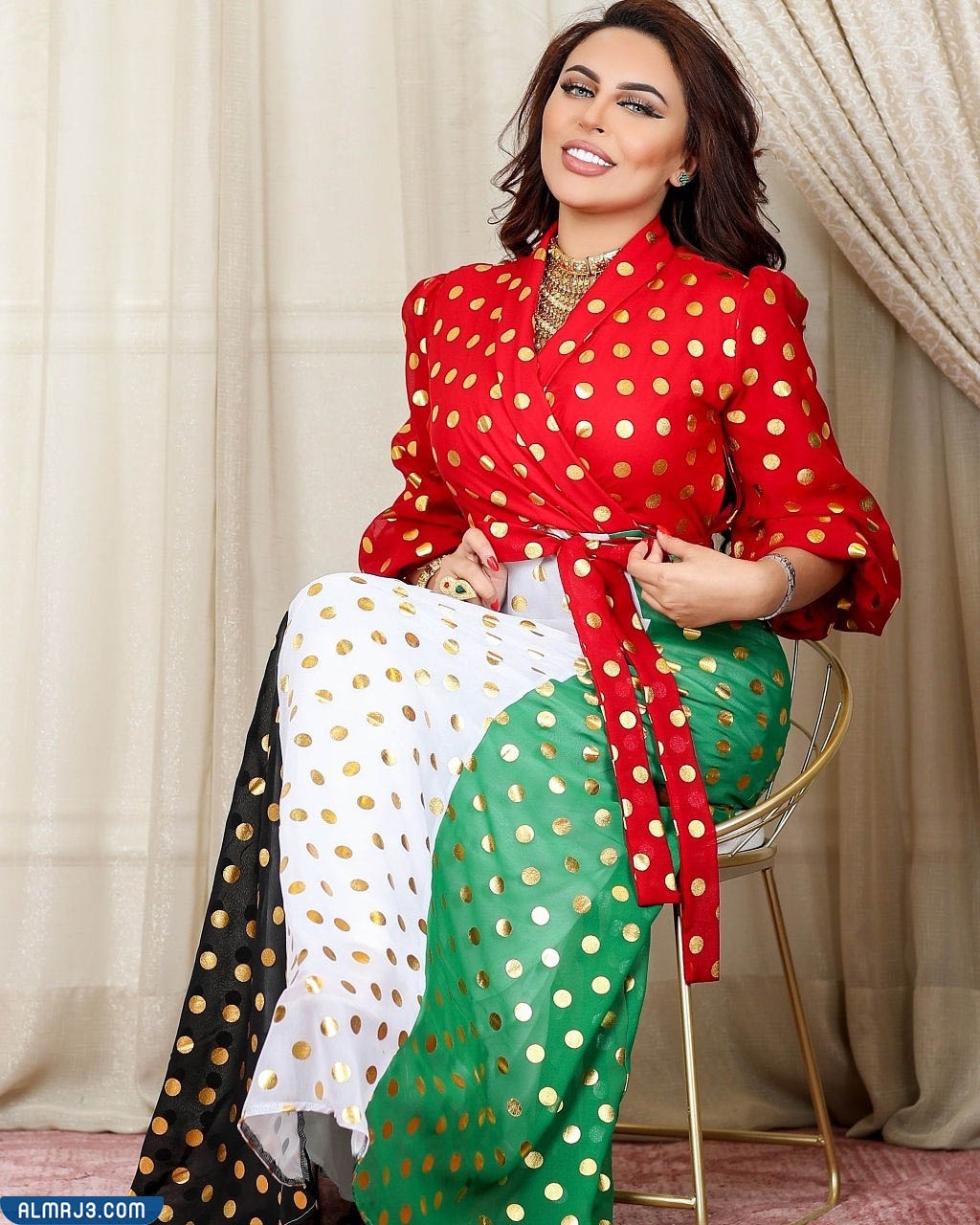 تصاميم فساتين سهرة وعباءات بألوان العلم الإماراتي بالصور