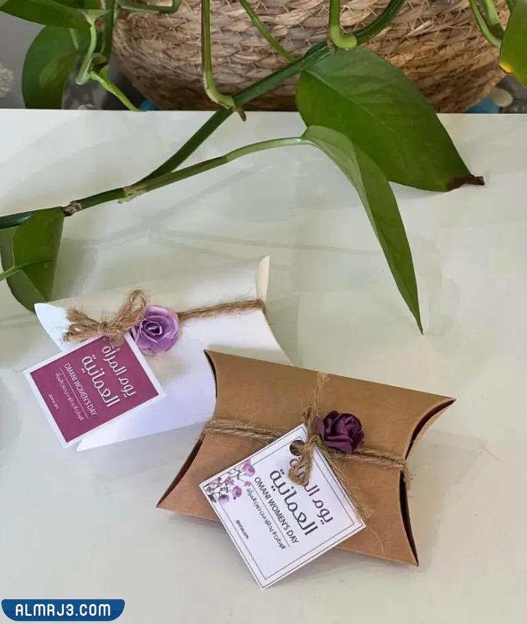 صور توزيعات ليوم المرأة العمانية