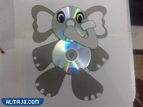 فيل من الورق الملون وأسطوانات الكمبيوتر