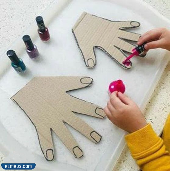 كفوف من الكرتون