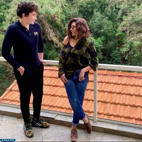 كم عمر الفنانة كاريس بشار