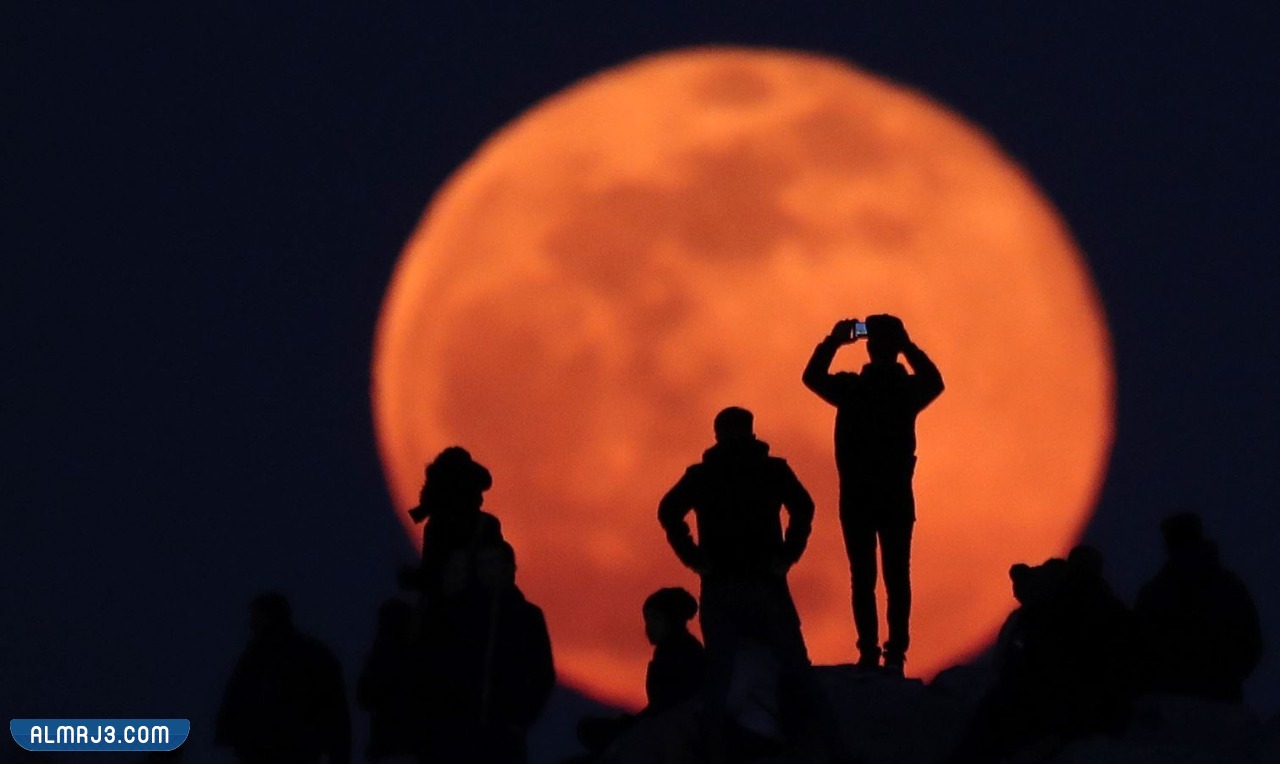 متى يظهر القمر الأحمر