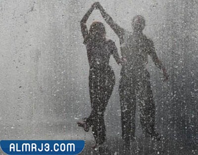 صور عشاق تحت المطر
