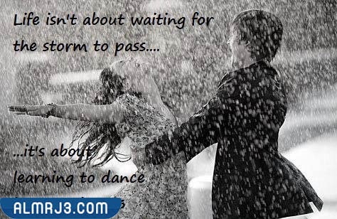 صور عشاق رومانسية تحت المطر مكتوب عليها