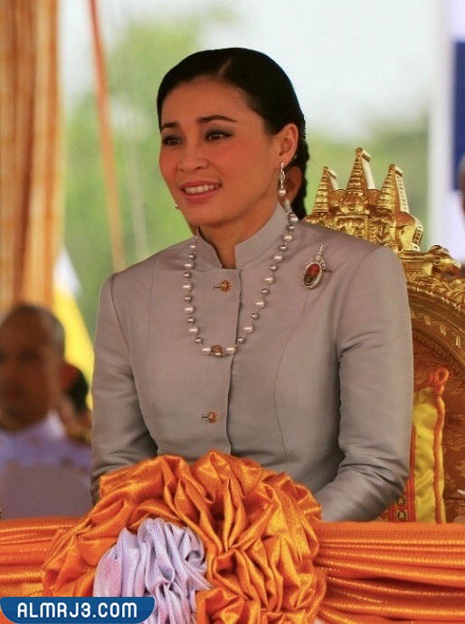 من هي زوجة ملك تايلاند الحالية