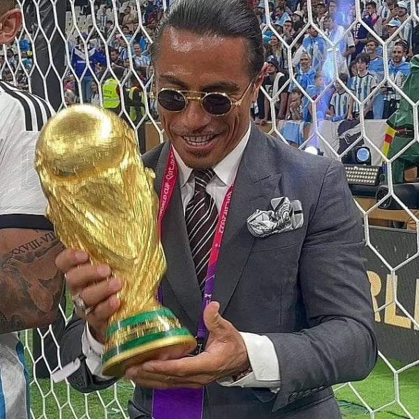 صور الشيف نصرت مع كاس العالم وما هي عقوبته