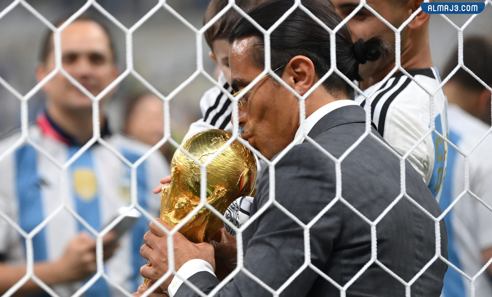 صور الشيف نصرت مع كاس العالم وما هي عقوبته