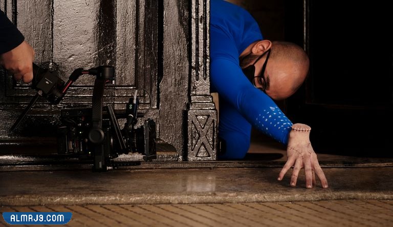 من هو الممثل الذي يلعب دور اليد الوحش في مسلسل Wednesday 1