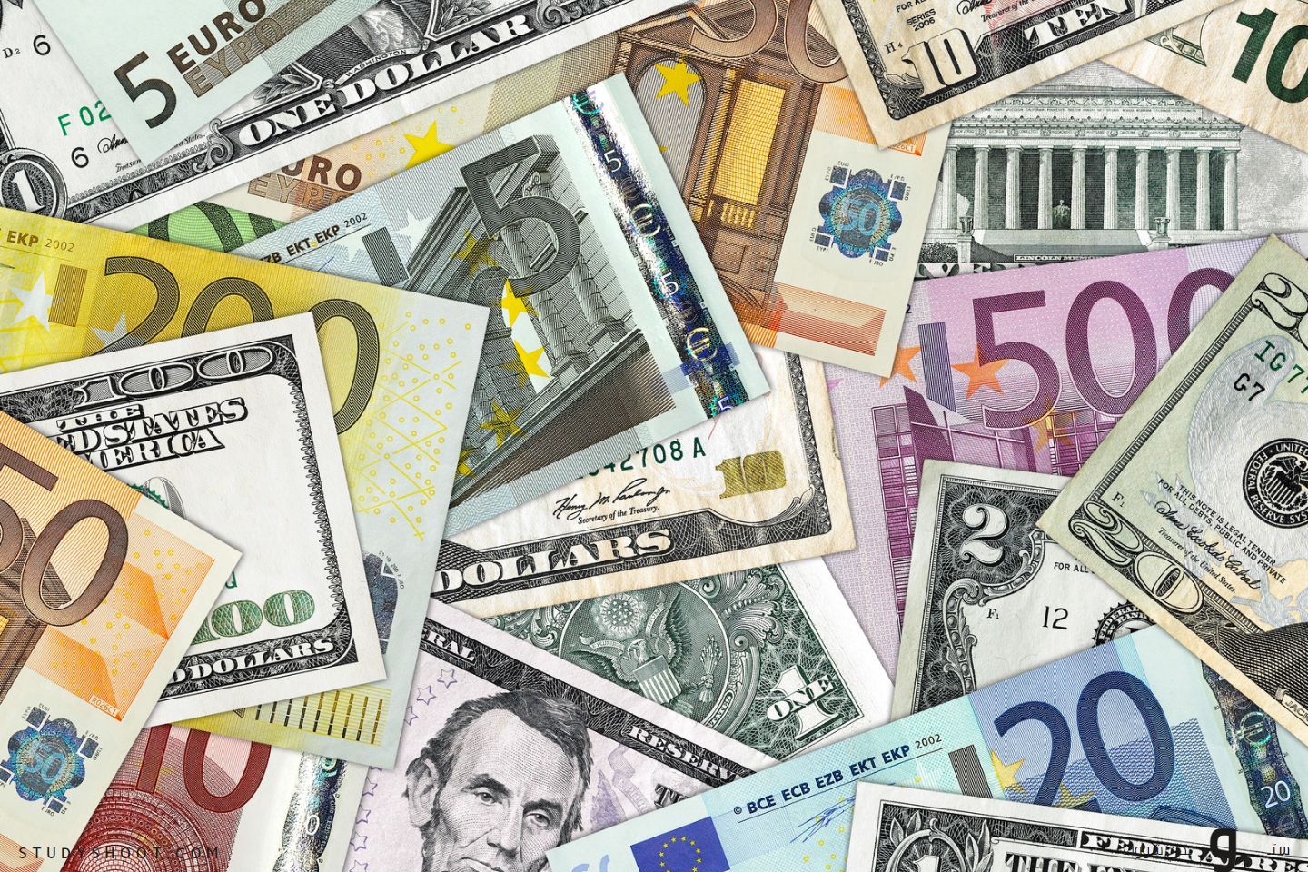 ما هي العملات التي لها قيمة أكبر من الدولار الأمريكي ولماذا؟