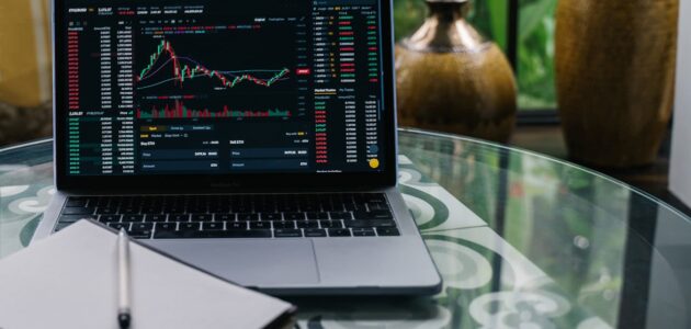 مقارنة بين الاستثمار السلبي والاستثمار القائم على العوامل: أي استراتيجية تحقق نتائج أفضل على المدى الطويل؟