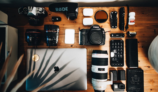 أدوات تقنية أساسية يجب أن يعرفها كل مسافر